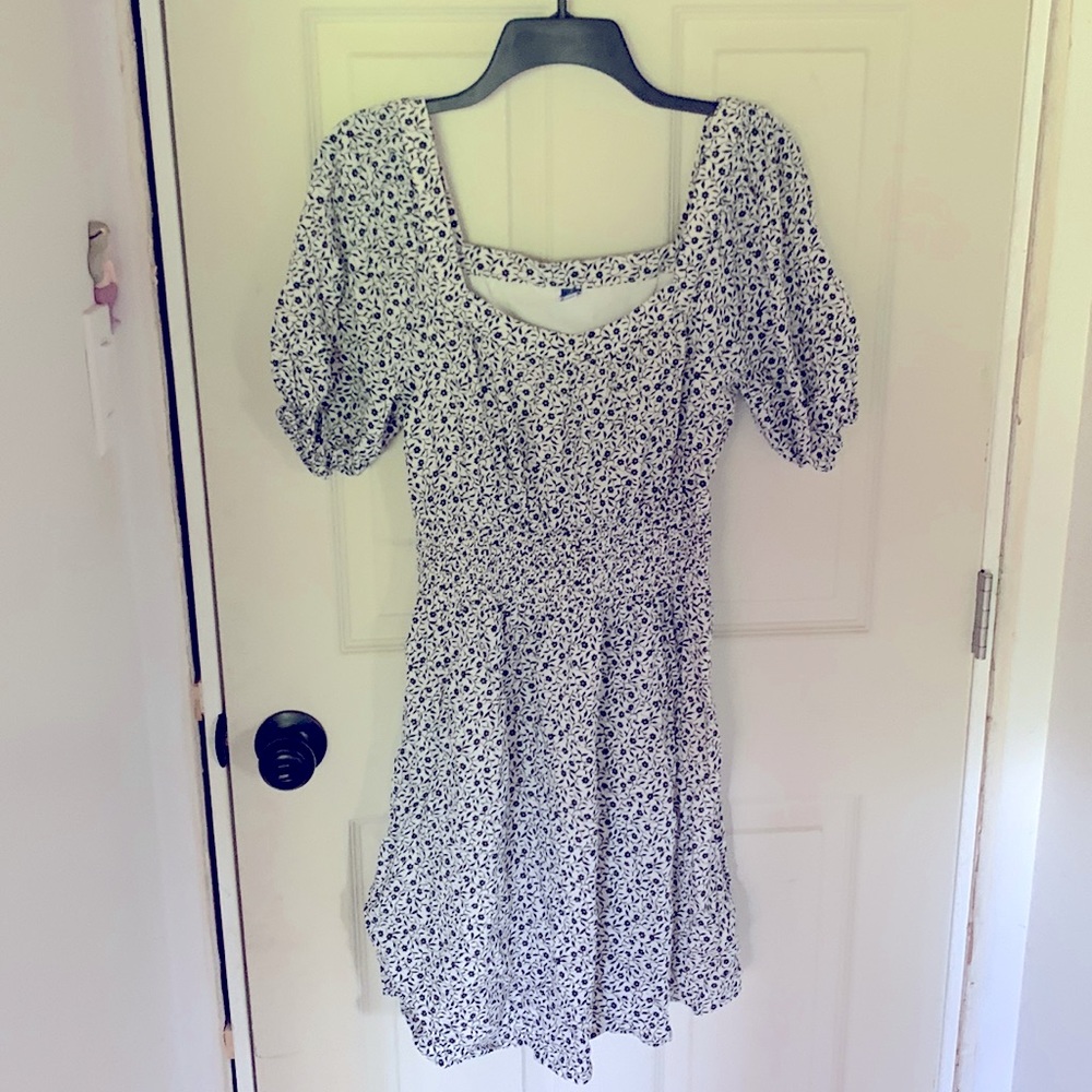 Old navy black and white floral puff sleeve dress